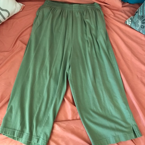 Pants - Loose fit green capris w/ pockets